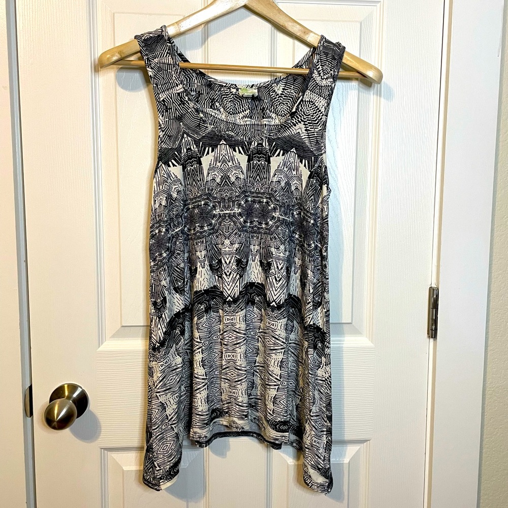 Weston Wear b&w swing tank w/ rustic pattern throughout sz S